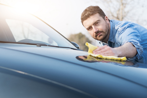 Comment faire disparatre les taches tenaces sur votre carrosserie ?