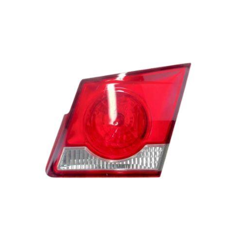Feu arrière interne droit pour CHEVROLET CRUZE de 2009 à 2014, Mod 4 portes, Neuf.
Côté droit passager
Code OEM : 96830495